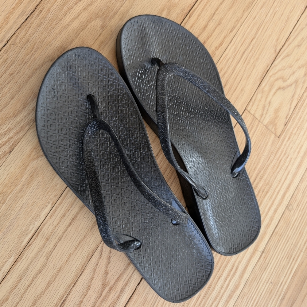 EUC Black Sparkly Women's 10 Flip Flops Thong summer shower sandals